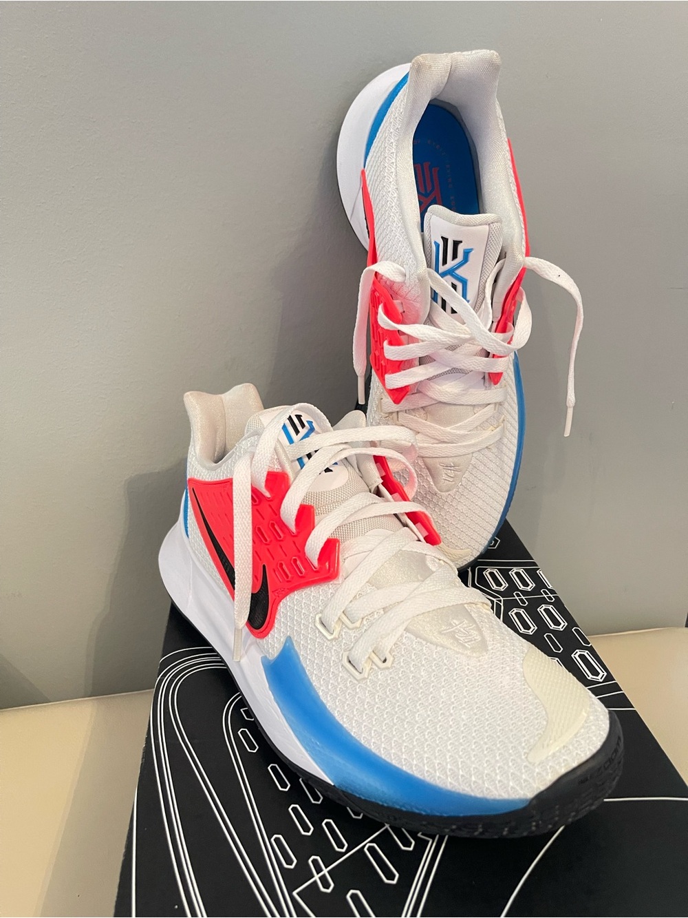 New Nike Kyrie Low White Blue Hero Low-Top Sneakers mens size 12 women’s 13.5
